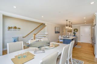 TJs Tide: Prime Location Condo w/ Outdoor Deck - 2