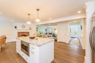 Moon Compass Escape – Spacious Cape Cod Retreat - 9