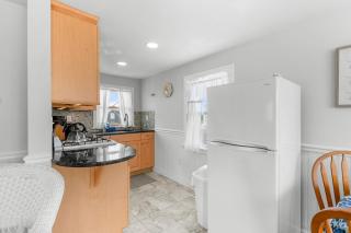 Cape Cod Water View Cottage—Steps to Private Beach - 7