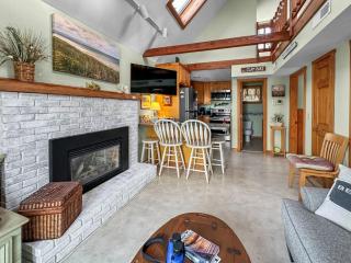 Beachside Bliss with Skylights Fireplace - 8