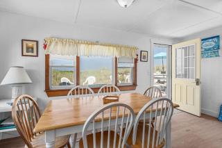 Bright Oceanfront Cottage—Deck Beach Access - 7