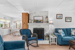 Bright Oceanfront Cottage—Deck Beach Access - 3