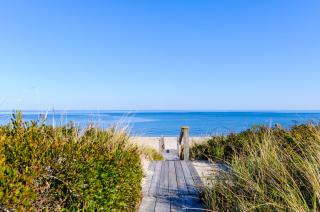 Two-Level Oceanfront Cottage—Decks Water Views - 9