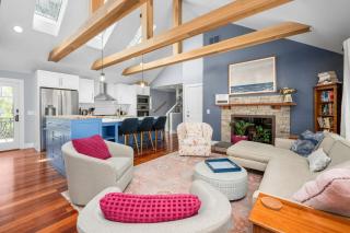 Gorgeous Cape Cod Retreat Near Town Neck - 2