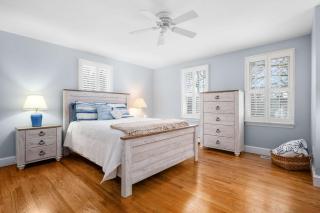 Sandy Spot: Walk to Beach, Sleeps 10 - 6