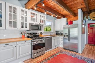 Dog-Friendly Cape Cottage Near Beach Towns - 9