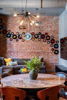 Hollyhock Suite 413 - 5