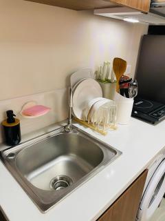 J&J Mactan Stays Netflix, Pool & Paid Parking - 8