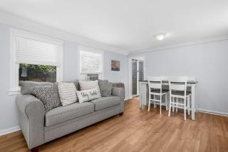 Relax at Hilltop Hideaway, Near the Shore - Dennis Port - 1