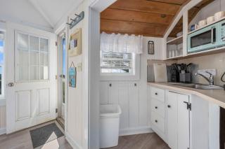 Cozy Cape Getaway for Two at The Sea Rose - 4