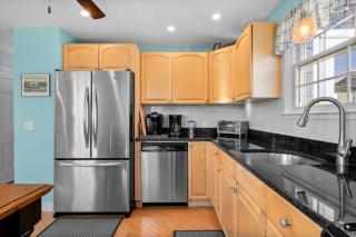 Relaxing Town Neck Home Near Beach - 9