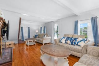 Cozy Town Neck Cape Escape – Pet Friendly - 7
