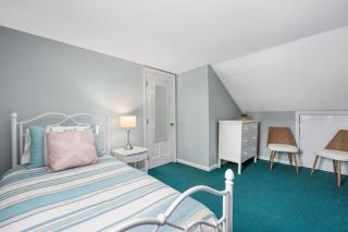 Cozy Town Neck Cape Escape – Pet Friendly - 2
