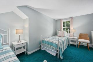 Cozy Town Neck Cape Escape – Pet Friendly - 1