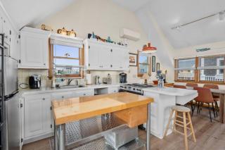 Charming Cape Cod Retreat Near the Beach - 9