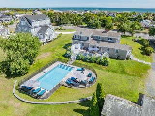 Coastal Escape: Pool, Pet-Friendly Near Beach - 0