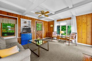Tranquil Eastham Waterfront Cottage Escape - 0