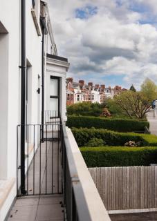 Upper Eastside - XL bed, Balcony, close Cafes and Bars - 7