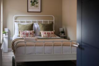 Upper Eastside - XL bed, Balcony, close Cafes and Bars - 2