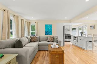 Modern Dog-Friendly Cape Cod Cottage Near Beaches - 9