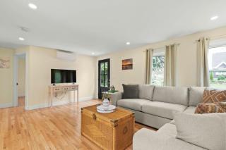 Modern Dog-Friendly Cape Cod Cottage Near Beaches - 5