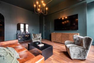 Hollyhock Suite 402 - 4