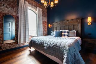 Hollyhock Suite 401 - 7