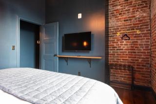 Hollyhock Suite 401 - 5