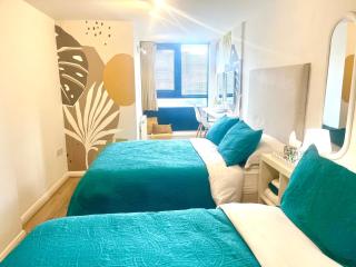 Spacious 3BR City Centre Apartment Free Parking - 5