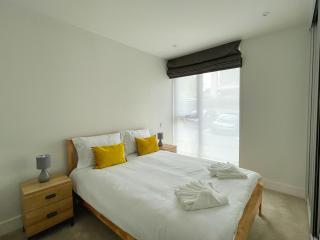 Elegant 2 Bedroom Apartment with Free Parking - 1
