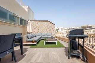Bright 3BR Penthouse with Pool & BBQ in Msida by QuickTrips - 9