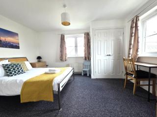 Spacious 4 Bedroom House, Old Town - 3