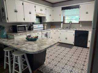 Spacious Private Retreat Near Town & Lake - 5