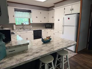 Spacious Private Retreat Near Town & Lake - 4