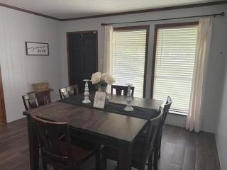 Spacious Private Retreat Near Town & Lake - 3