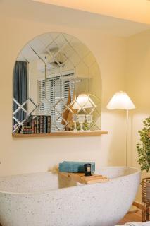 Studio 1 king bed, bathtub, kitchen, next to Sheraton, Tay Ho - 1