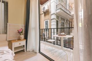 Studio 1 king bed, bathtub, kitchen, next to Sheraton, Tay Ho - 9