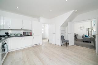 Modern Six Bed House With Private Garden, Balcony & Parking in Dartford Near Bluewater & Transport Links, Ideal for Families, Contractors and Long Stays - 2