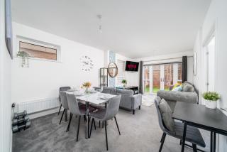 Modern Six Bed House With Private Garden, Balcony & Parking in Dartford Near Bluewater & Transport Links, Ideal for Families, Contractors and Long Stays - 6