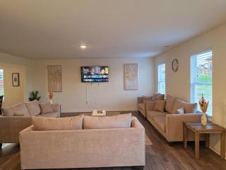 Heart of E-town 5BR Home - 0