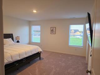 Heart of E-town 5BR Home - 6