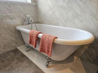 Charming Biggar High Street Retreat - 2 Bedrooms - 3