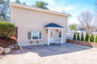 Stylish Hyannis Hideaway 5 min from Main St - 9