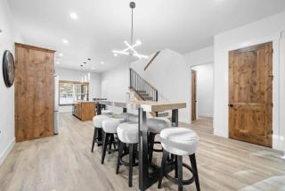 Golden Pines - 20min to Yellowstone, Hot Tub, Luxe Home - 6