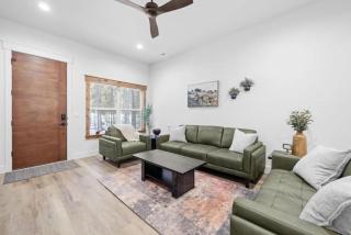 Golden Pines - 20min to Yellowstone, Hot Tub, Luxe Home - 1