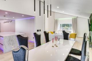 < 2 Mi to CSUN! High-End Retreat w/ Outdoor Oasis - 4