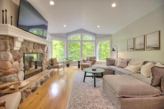 Pool, Hot Tub & Screened Porch - Fireplace Overlooking Wooded Ravine - 9