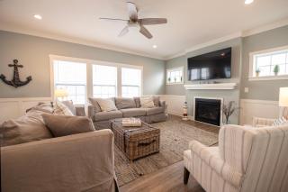 6 BR Home - Year Round Pool & Hot Tub, Fire Pit, Clubhouse & Marina - 6