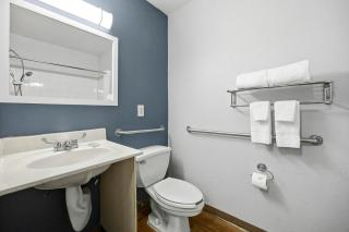 HomeTowne Studios by Red Roof Atlanta - Peachtree Corners - 1