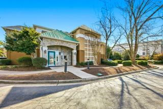 HomeTowne Studios by Red Roof Atlanta - Peachtree Corners - 8